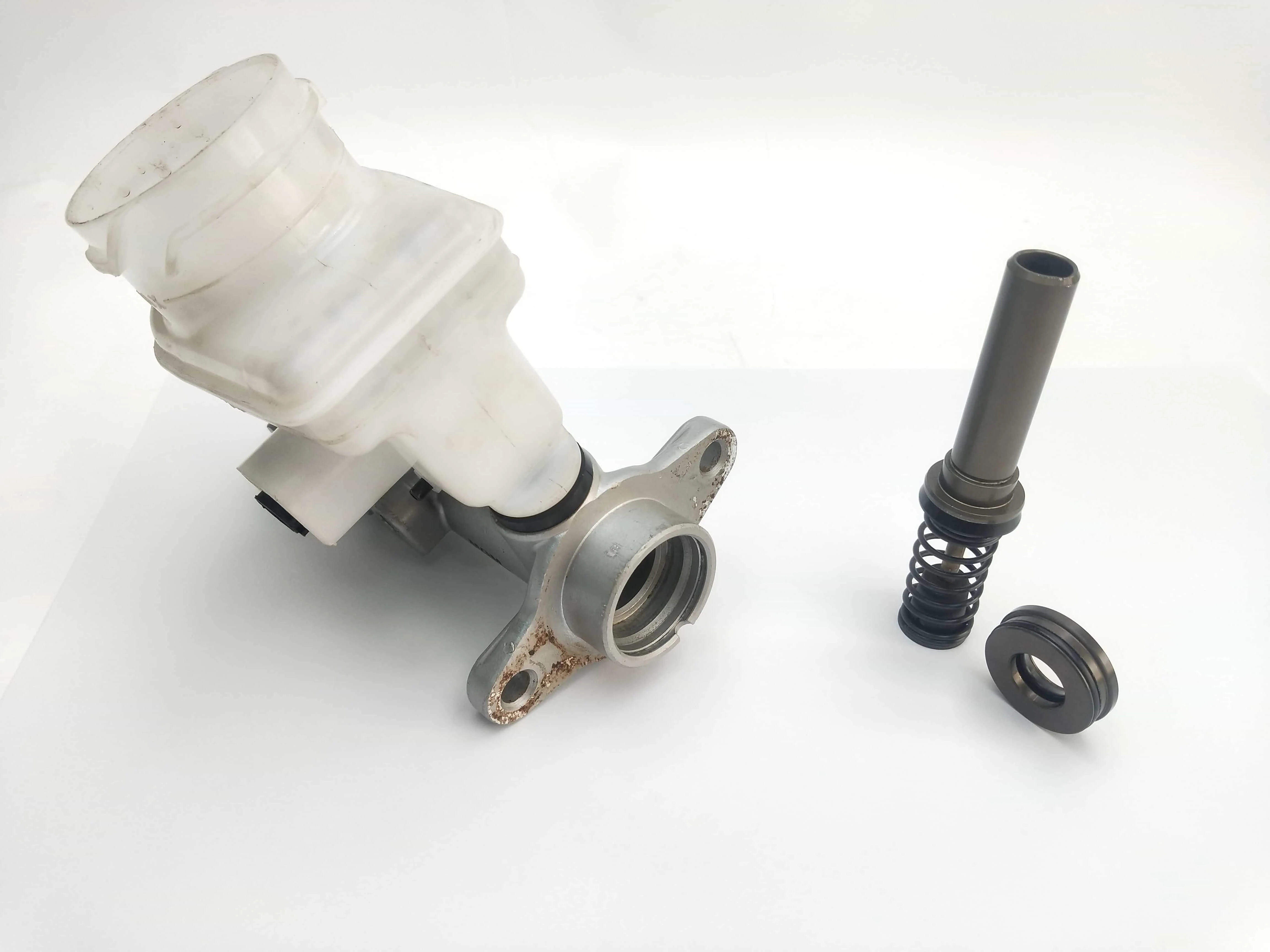 disassembly the brake master cylinder 8980069410